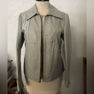 Gray Leather Jacket with Classic Collar and Tailored Fit